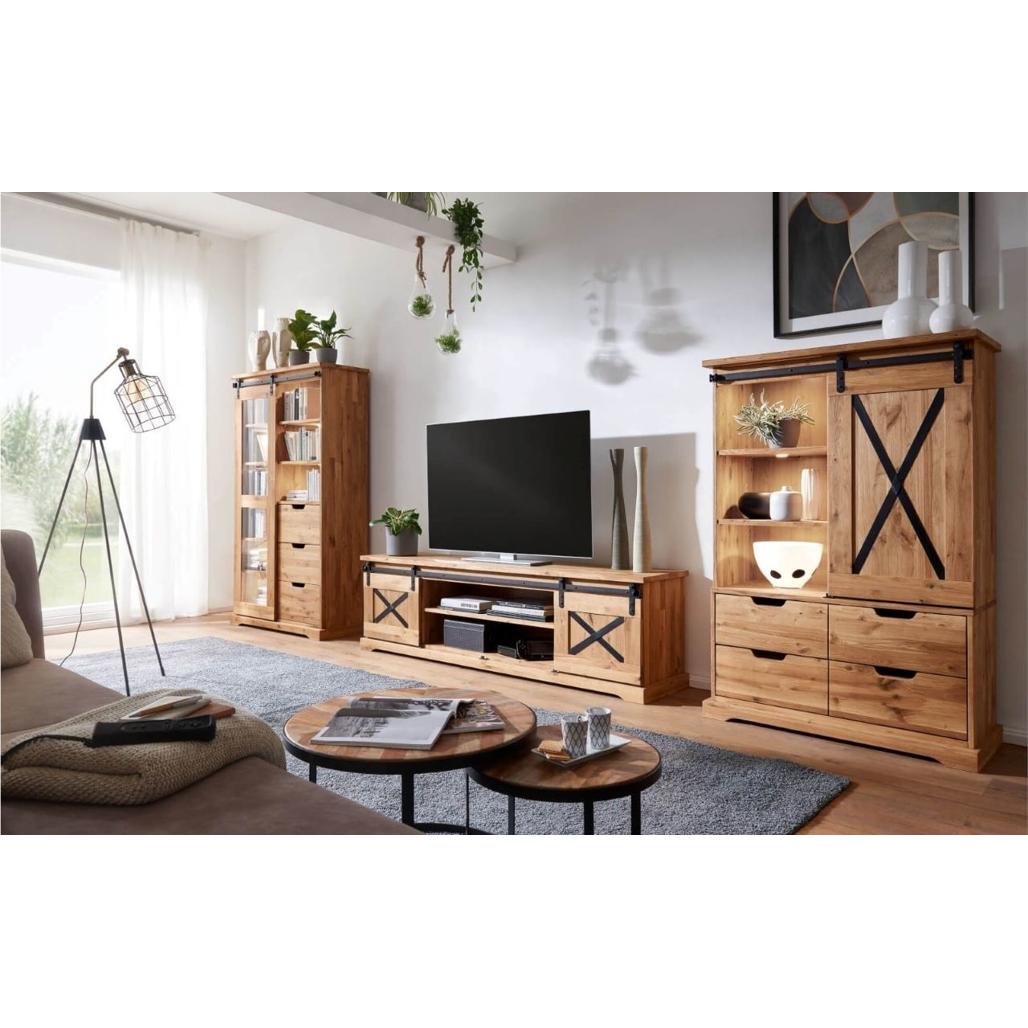 Vista 1 Vetrina Nyks I in rovere oliato con anta scorrevole e dettaglio metallico a "X", ideale per esporre e organizzare in un soggiorno moderno | Albert Stock