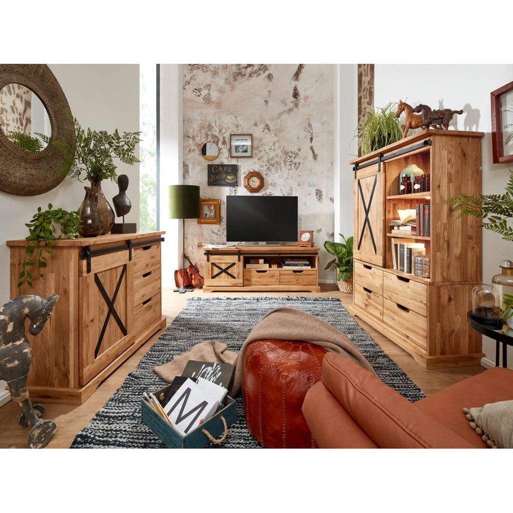 Vista 2 Vetrina Nyks I in rovere oliato con anta scorrevole e dettaglio metallico a "X", ideale per esporre e organizzare in un soggiorno moderno | Albert Stock