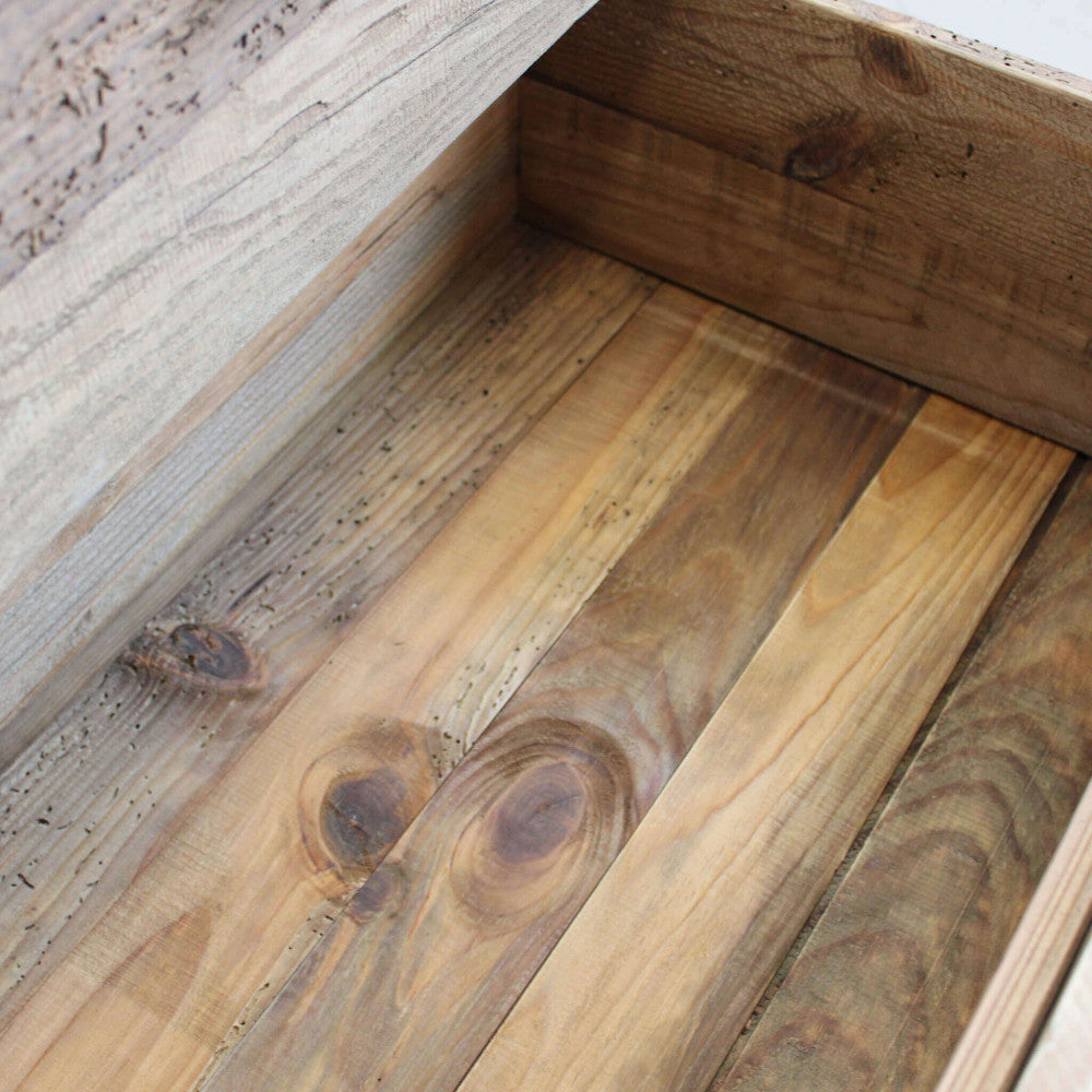 Primo piano dei due cassetti, quattro ante e due ripiani del Porta TV Ralph, che mostrano la texture del legno riciclato e la capacità contenitiva | Albert Stock