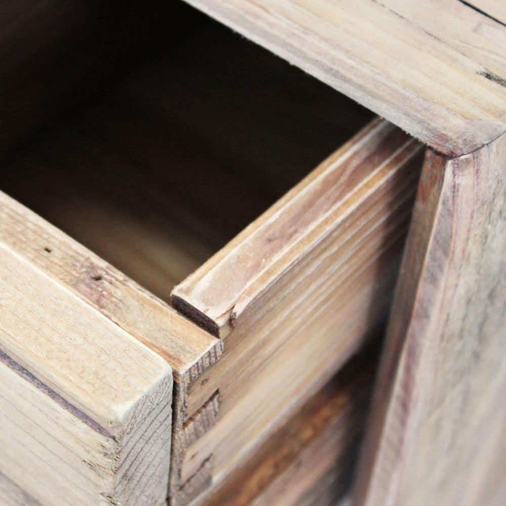 Vista cassetti interni del Porta TV Ralph ambientato in un living, con elementi decorativi e dispositivi elettronici, evidenziando il suo stile e la sua funzionalità | Albert Stock