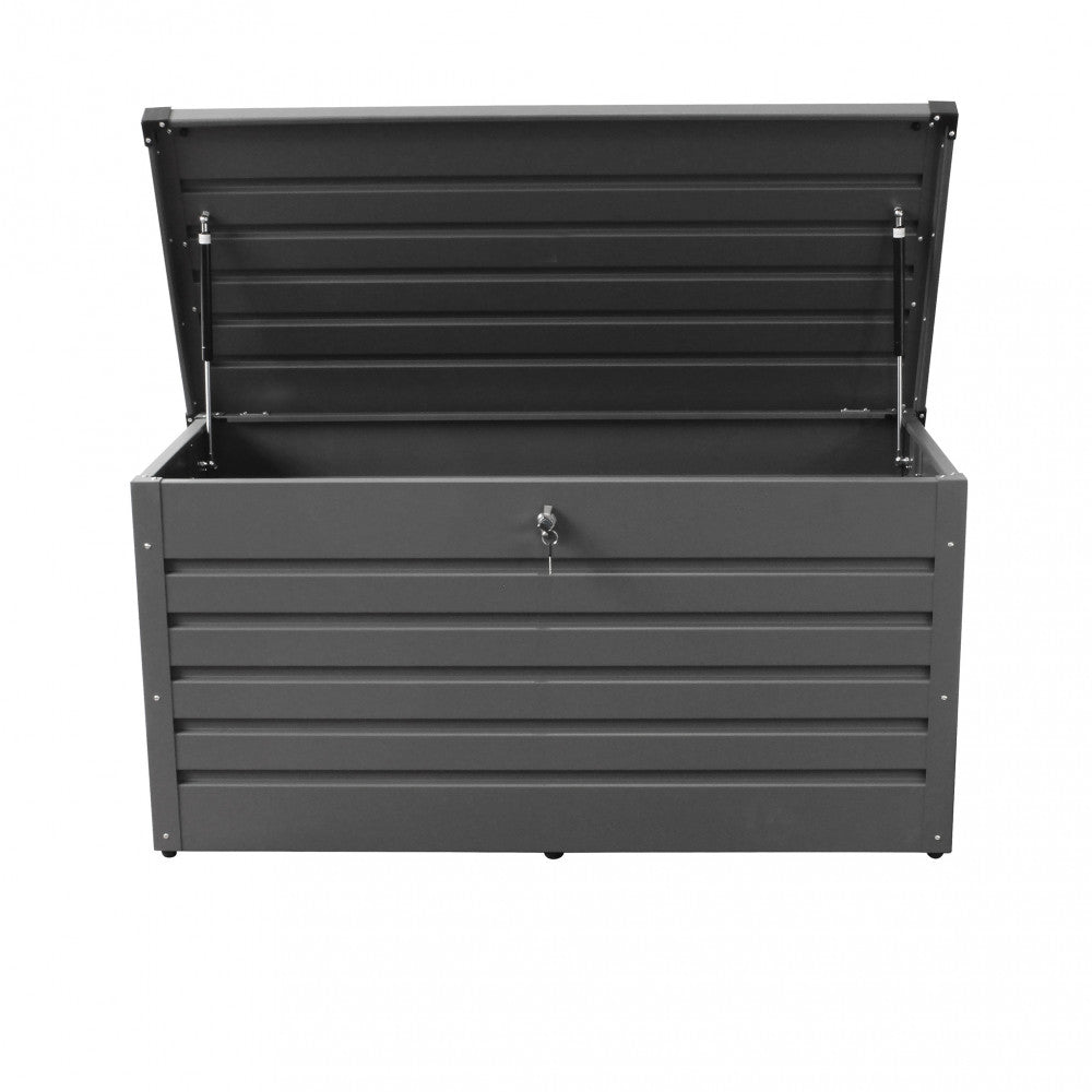 Baule da esterno New Jersey 130 in alluminio antracite, situato su una terrazza moderna con cuscini e arredi da esterno, sottolineando l'armonia estetica | Albert Stock

