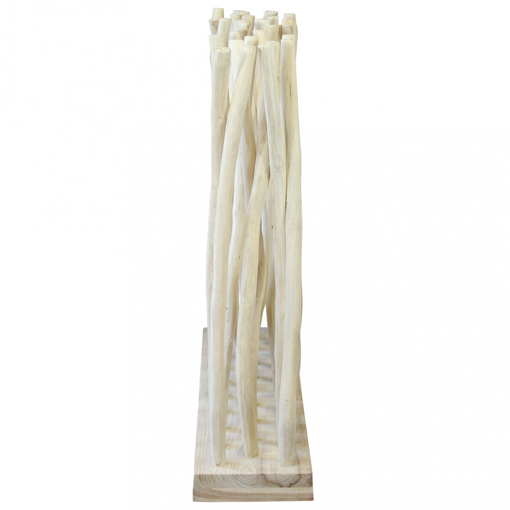 Vista frontae del Frangivento Michael realizzato con rami di teak naturale disposti verticalmente, su sfondo bianco | Albert Stock