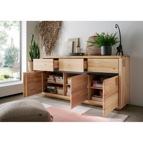 Vista Interna della Madia Fende II ambientata in un soggiorno in stile loft, con decorazioni sul piano superiore, che ne sottolinea l'eleganza e la funzionalità | Albert Stock