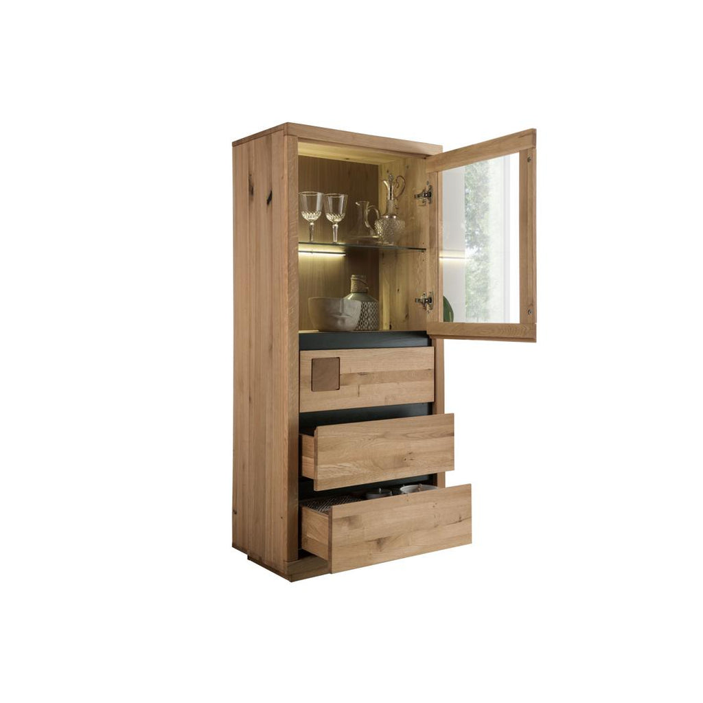 Vista Interni Dettaglio dell'anta vetrata della credenza Fende IV, che mostra lo spazio interno per l'esposizione di oggetti decorativi | Albert Stock