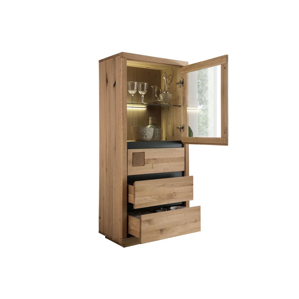 Vista Interni Dettaglio dell'anta vetrata della credenza Fende IV, che mostra lo spazio interno per l'esposizione di oggetti decorativi | Albert Stock