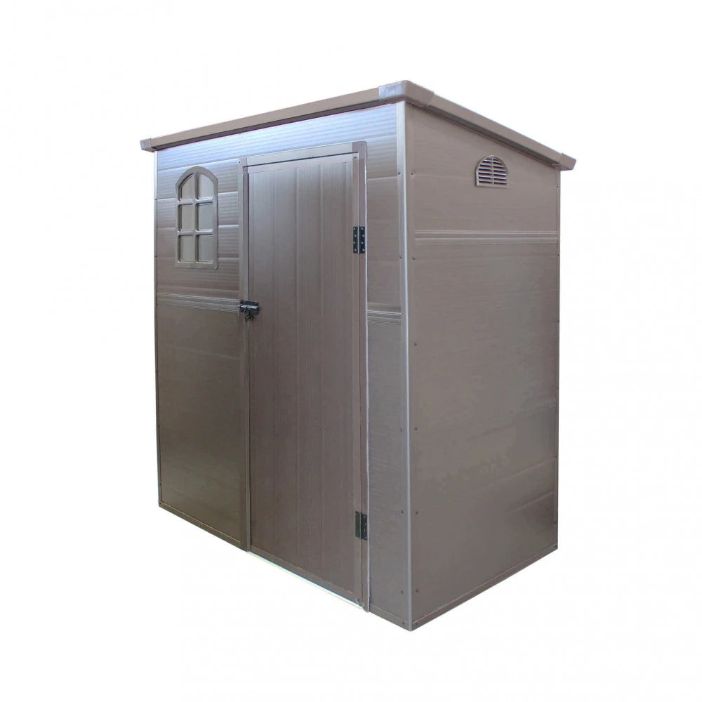 Primo piano della porta e della maniglia della Casetta Maison, che mostra la texture del materiale plastico resistente alle intemperie | Albert Stock