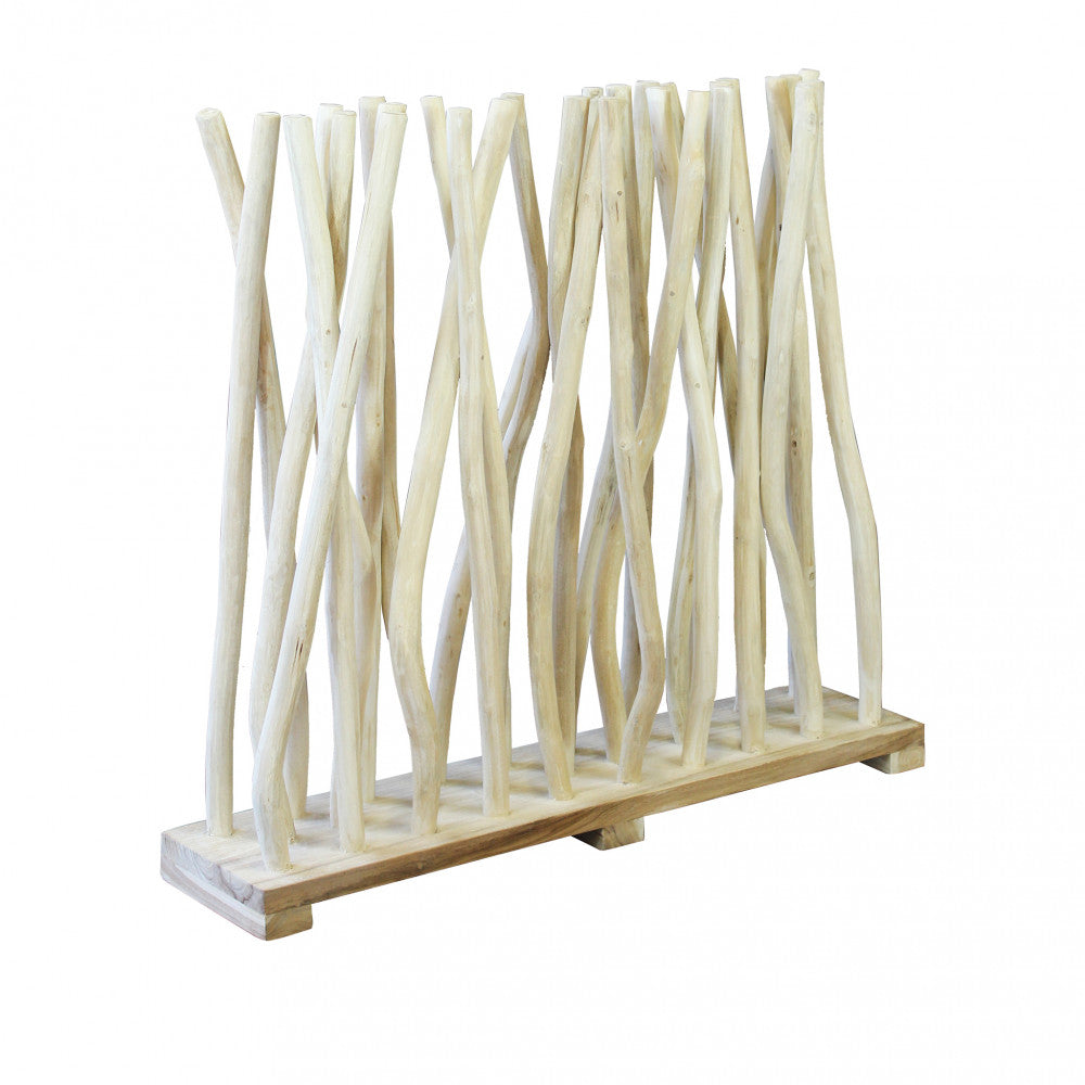 Vista laterale del Frangivento Michael realizzato con rami di teak naturale disposti verticalmente, su sfondo bianco | Albert Stock