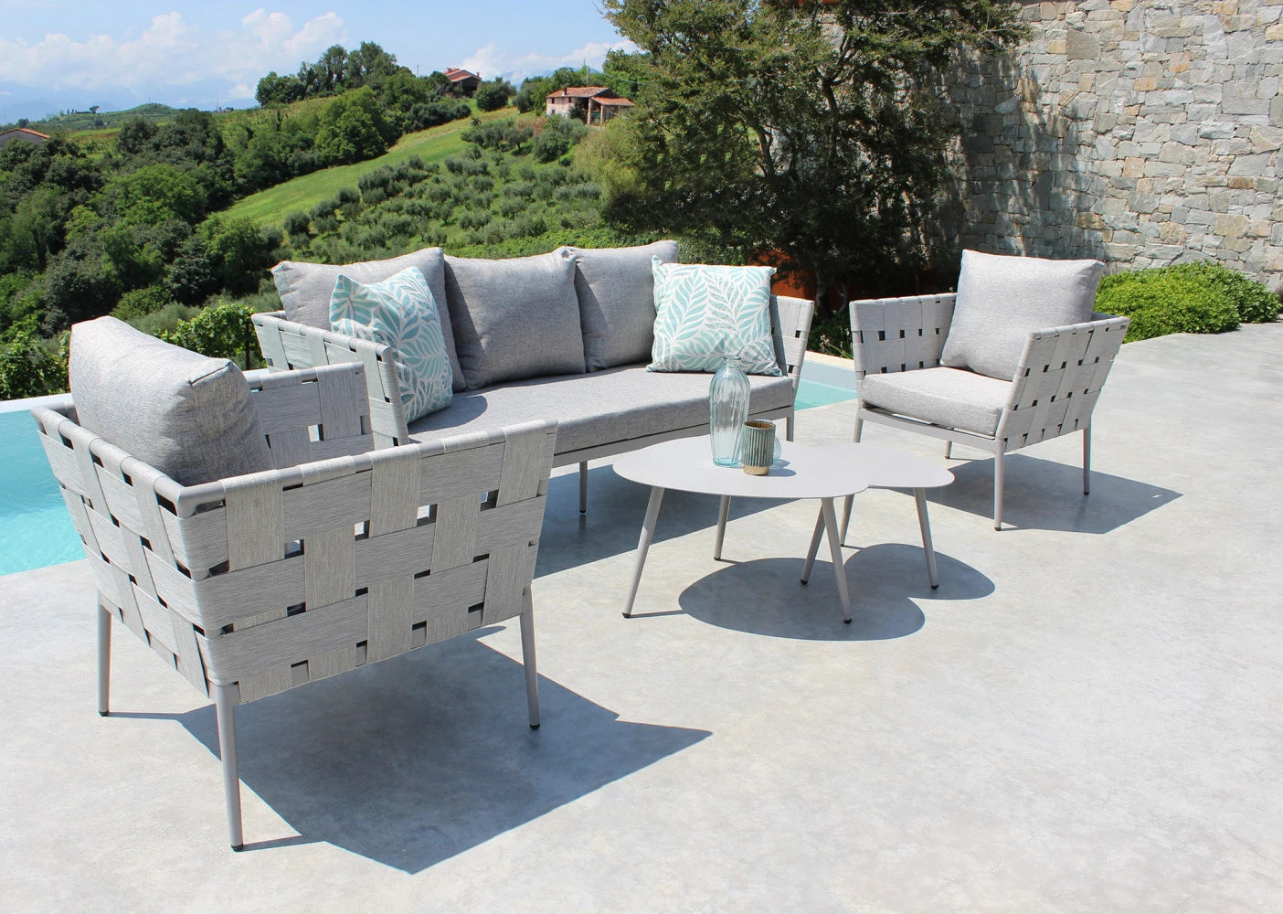 Salotto Dakar Tortora da esterno in Alluminio verniciato, composto da divano 3 posti, due poltrone e due tavolini, con cuscini inclusi, ambientazione bordo piscina