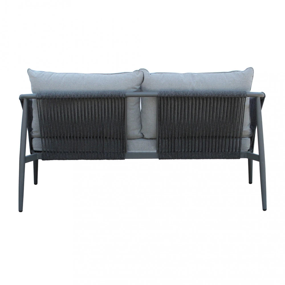 Vista retro del Set salotto da esterno Mumbai 2P con struttura in alluminio grigio scuro, braccioli e schienali in corda tonda sintetica, e cuscini spessi, composto da divano a due posti, due poltrone e un tavolino con piano in vetro. | Albert Stock